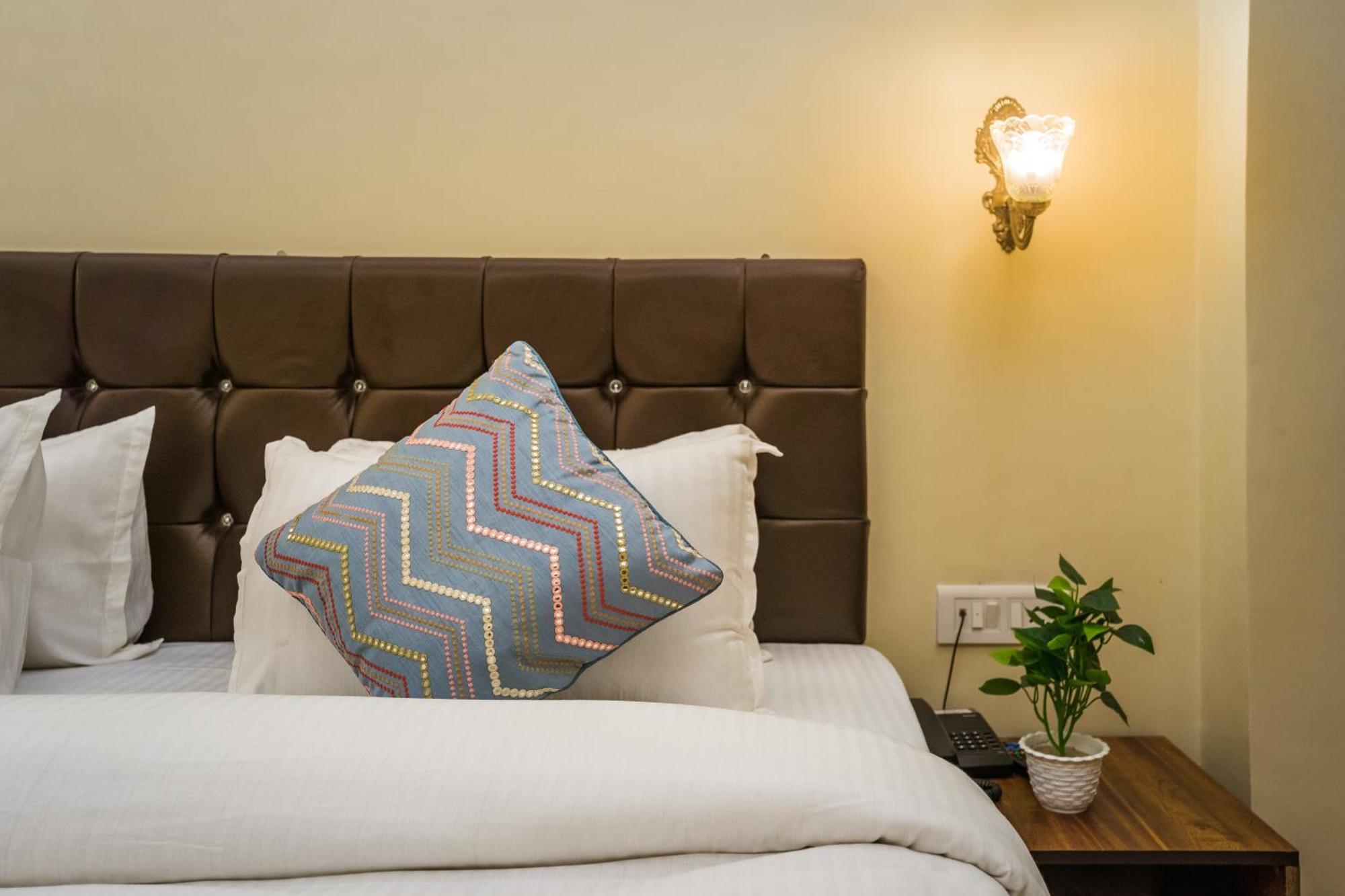 Tripli Hotels Silver Shine Varanasi Exterior foto