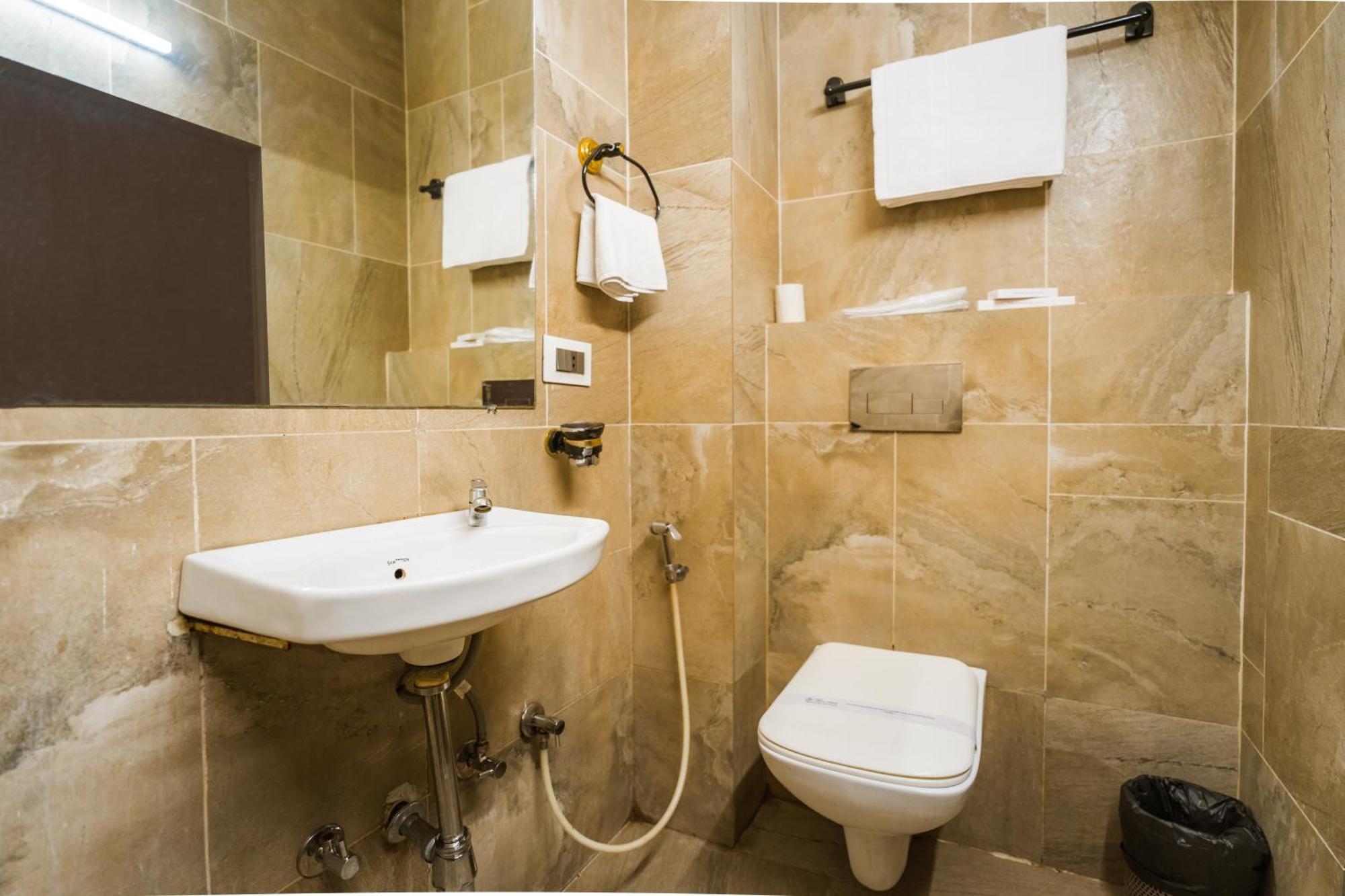 Tripli Hotels Silver Shine Varanasi Exterior foto